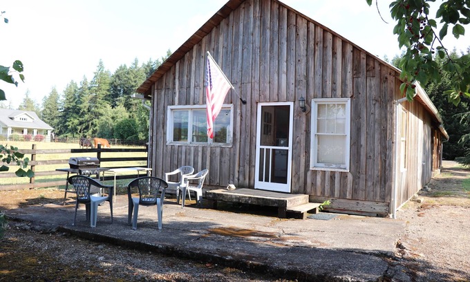 West Stayton Cabina | Rustic Cabin on 140-acre Working Cattle Ranch