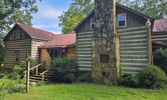 Dobson Cabina | Rustic Cabin on Homestead Farm