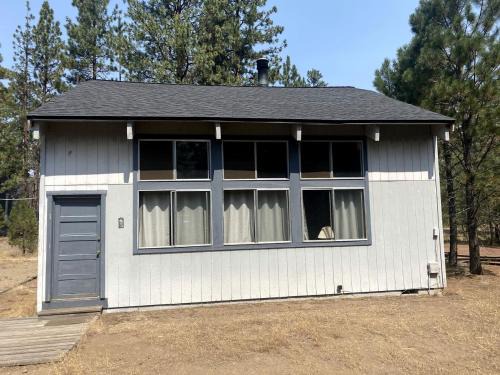 Sisters Casa | Rustic Cabin Rental near Hoodoo Ski Area and the Deschutes River in Sisters, Oregon