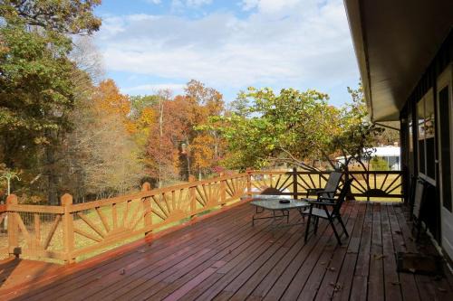 Miramiguoa Park Casa | Rustic Cabin Rental with a Wood-Burning Stove near Meramec State Park, Missouri