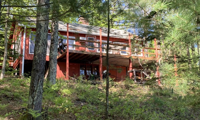 Three Lakes Cabina | Rustic Cabin Retreat