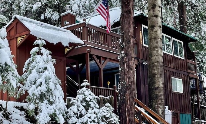 Sugar Pine Cabina | Rustic Cabin Retreat | 7 Miles to Yosemite | King Beds