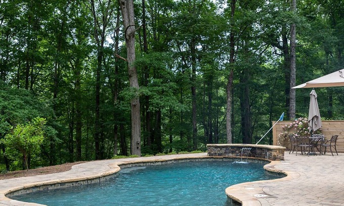Dahlonega Cabina | Rustic cabin sitting on acres of pastures nestled in the mountains of North GA