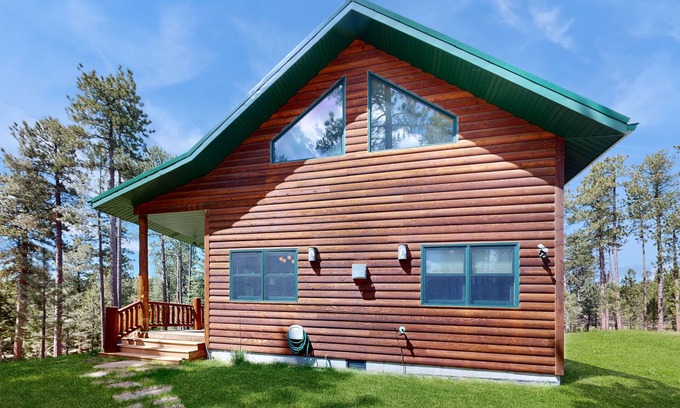 Nemo Cabina | Rustic cabin w/ expansive outdoor space, gas firepit, W/D & free WiFi