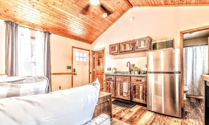 Wisconsin Dells Cabina | Rustic Cabin with Sandstone Canyon & Dock on the WI River in Wisconsin Dells