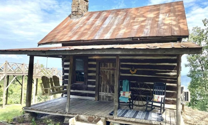 Fackler Cabina | Rustic cabin with modern amenities overlooking Lake Guntersville.