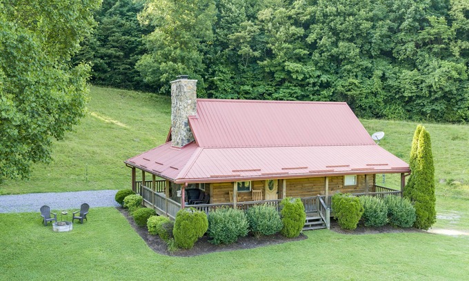 Elizabethton Casa | Cabaña rústica con una vista en una granja de cien acres