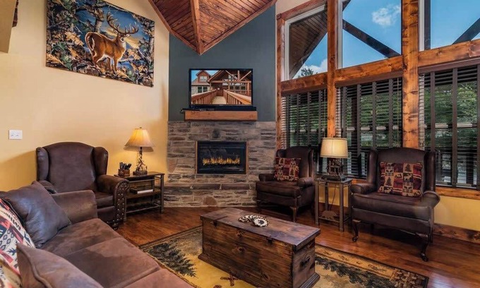 Reeds Spring Cabina | RUSTIC CABIN with 7 Master Suites!! By Pool!