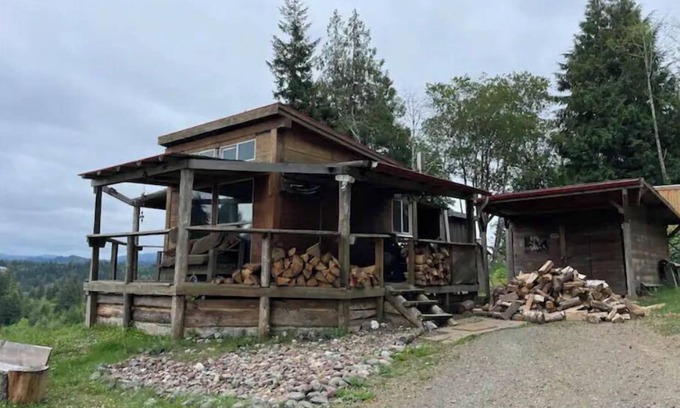 Bunker Hill Cabina | Rustic Cabin Wrap-around View