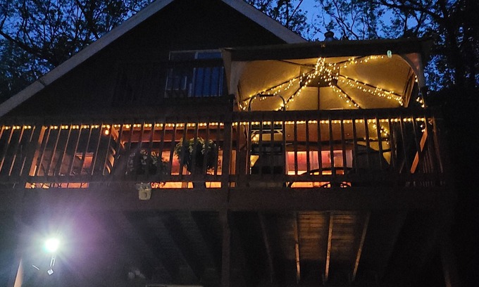 Eidelweiss Village Chalet De Esquí | Rustic Chalet pet friendly and close to all NH has to offer.