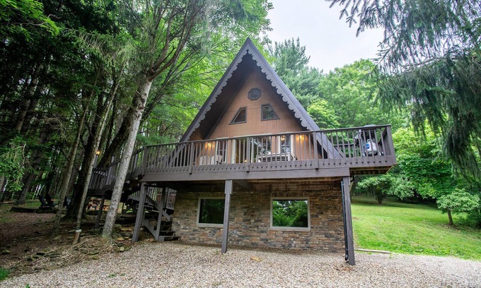 Loudonville Chalet De Esquí | Rustic Chalet - Secluded with Hot Tub & Pool Table