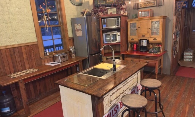 Maple Creek Cabina | Rustic Charm and acres of elbow room: Ghostown Blues Lodge Near Cypress Hills!