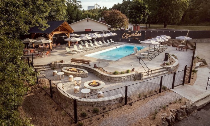 Branson Hotel | Rustic Charm in a Cozy Escape Near Historical Railway and Scenic Views l 2 Rooms
