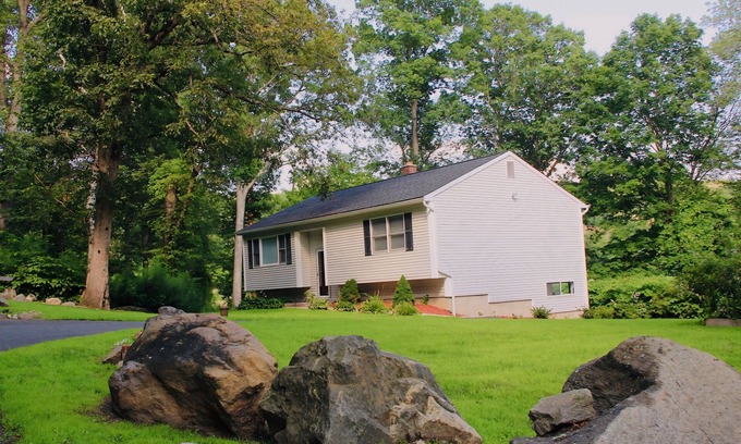Waterbury Cabina | Rustic Charm Meets Modern Comfort 3-Bedroom Raised-Ranch Cottage in Wooded Area