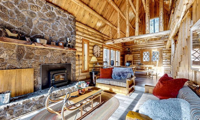 La Pine Cabina | Rustic Charm: Spacious log cabin, close to outdoor adventures, cozy vibes