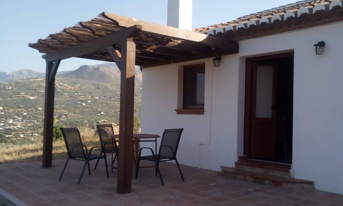 Alcaucín Cabaña | Vistas a la montaña de la casita rústica con encanto, cerca del pueblo de Alcaucín
