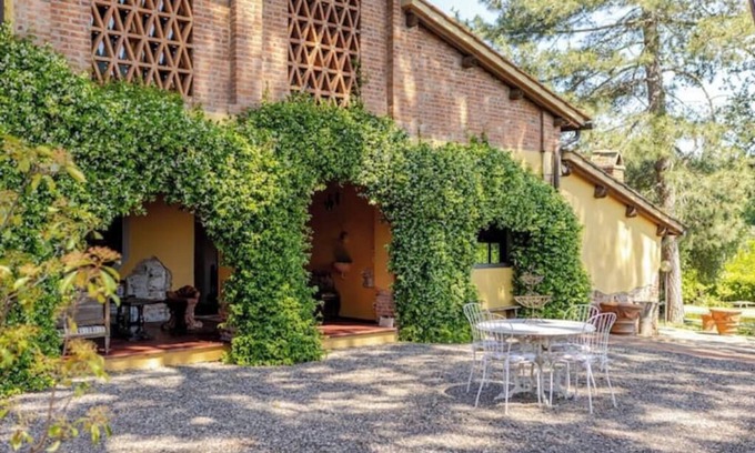 Le Cure Villa | Rustic Charming Villa w/Pool/AC/Wifi- Minutes to Florence Center- Views Galore!