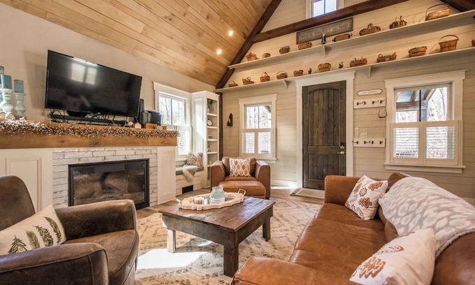 Hendersonville Casa | Rustic-Chic 2BR Cabin w/ Clawfoot Tub | Near Trails