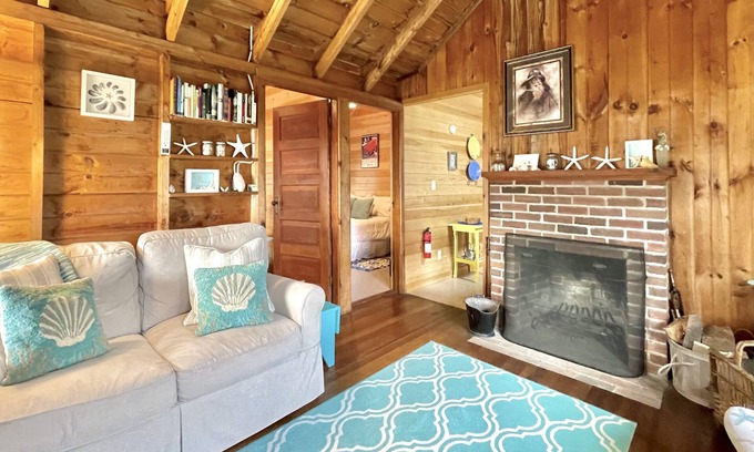 Ocean Point Cabaña | Rústica Chic Cottage en Ocean Point! Vistas al agua, chimenea y ropa de cama estupenda