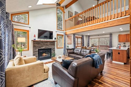 Gouldsboro Casa | Rustic-Chic Escape w Hot Tub Fireplace Nature Views Pine Woods Loft