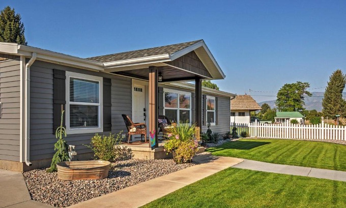 Kingston Casa | Rustic Chic Home 10 Mi to Otter Creek State Park!