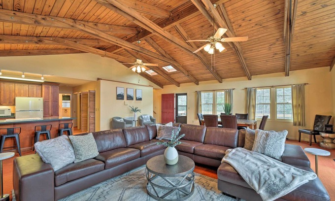 Clyde Cabina | Rustic Clyde Getaway w/ Maggie Valley Views!