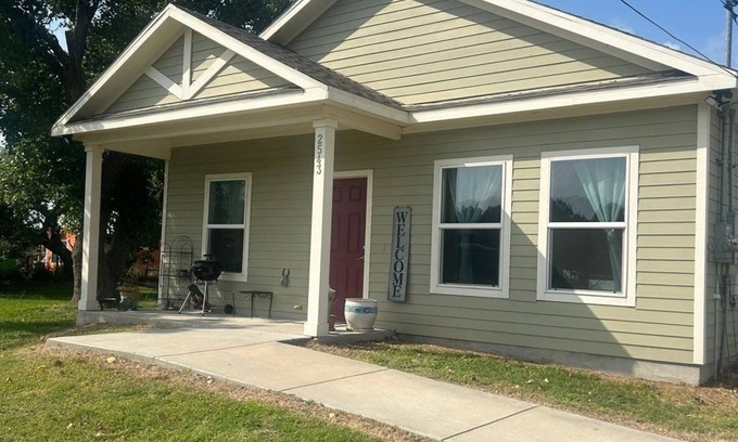 Aransas Pass Casa | Rustic Coastal 2BR on 6 Acres - 3 miles from Harbor and 12 minutes from Port A