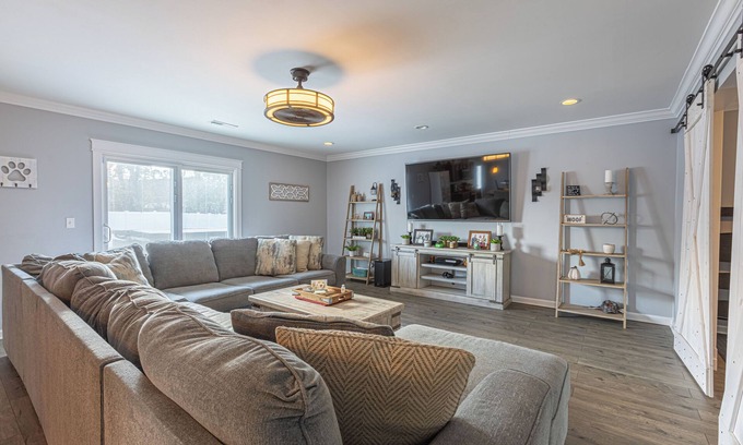 Little River Casa | Rustic Comfort: Home Gym + Fire Pit + Grill