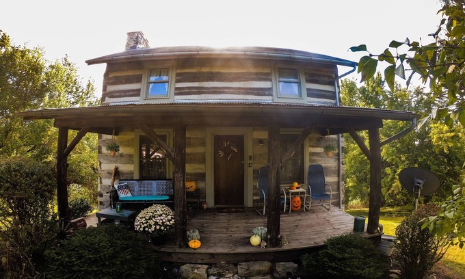 Sharpsburg Casa | Rustic, comfortable, secluded, hand hewn, turn of the century log cabin