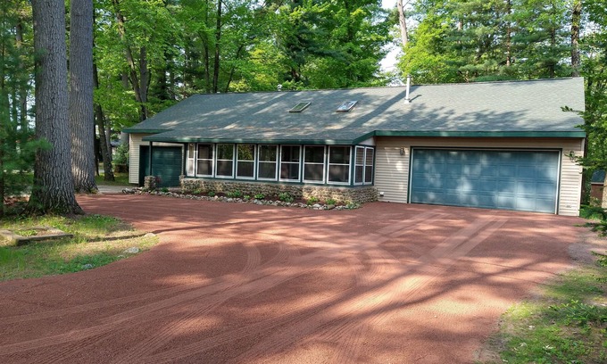 King Casa | Rustic Cottage - Chain O’ Lakes- Easy access to Taylor Lake Boat Landing.