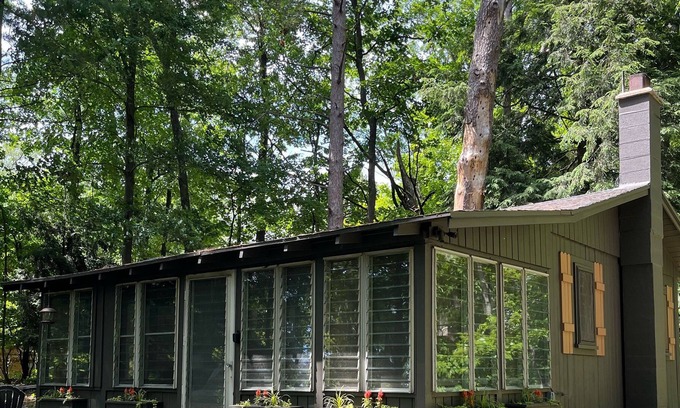 Pentwater Cabina | Rustic cottage in the woods close to town.