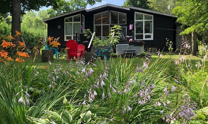 Kirkfield Cabaña | Rustic cottage w/ hot tub