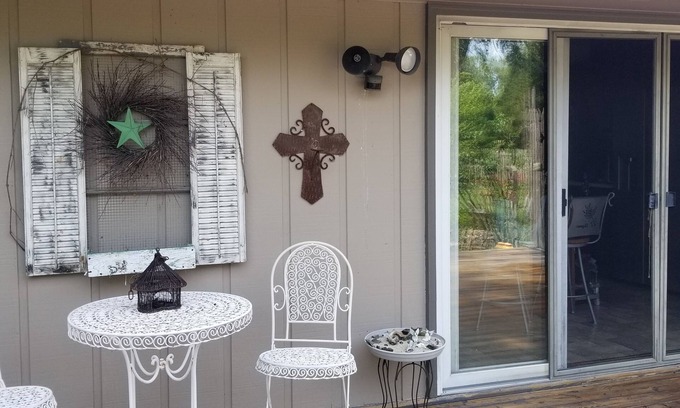 Machesney Park Casa | Rustic country charm - secluded sanctuary close to hospitals for traveling nurse
