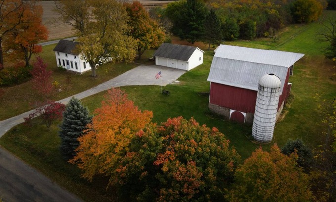 North Webster Otro | Rustic Country farmhouse on 2 acres close to several lakes.