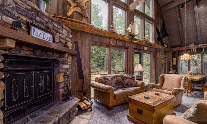 Rowleys Bay Cabina | Rustic, cozy log home vacation retreat near Sister Bay.