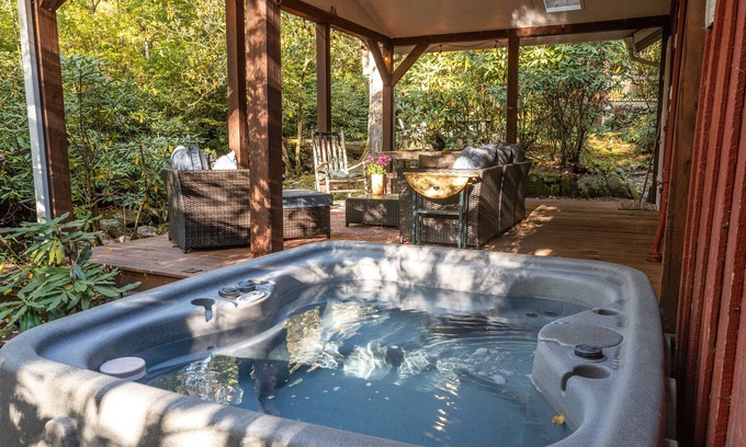 Canton Cabaña | Creekside Cottage en Mt Pisgah, cerca de Blue Ridge Parkway