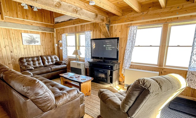 Rockwood Cabina | Rustic dog-friendly lakefront home with private beach, lake views, firepit, AC
