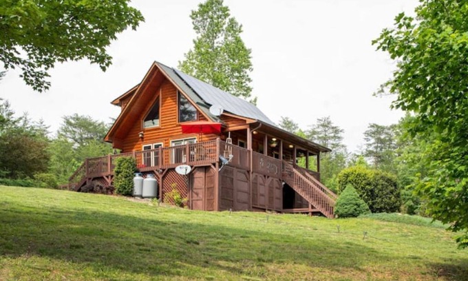 Sweetbriar Farms Cabina | Rustic Eco-friendly Log Cabin Stunning Views 2+acres