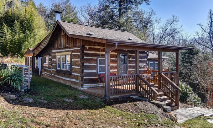 Weaverville Cabina | Rústicas de la elegancia Minutos a la ciudad: Privacidad, Bañera de hidromasaje con maravillosas vistas a la montaña