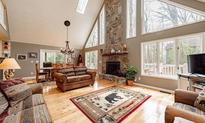 Blakeslee Casa | Blended: Lake Access, Hot Tub, Dock, Fireplace!