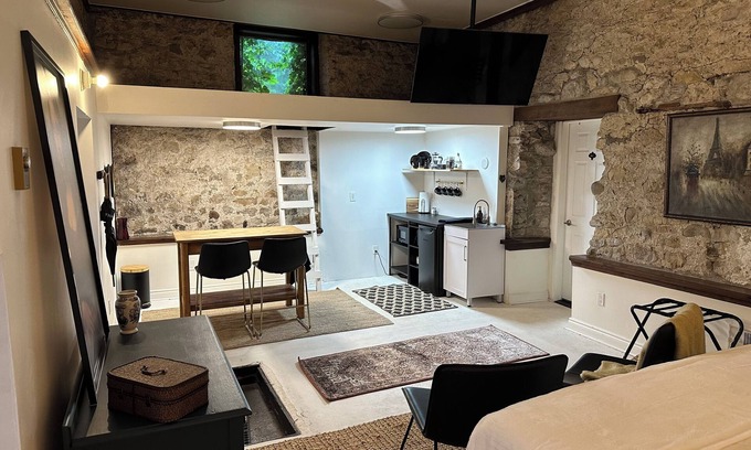 Elora Apartamento | Rustic Escape - Private Suite in Downtown Elora