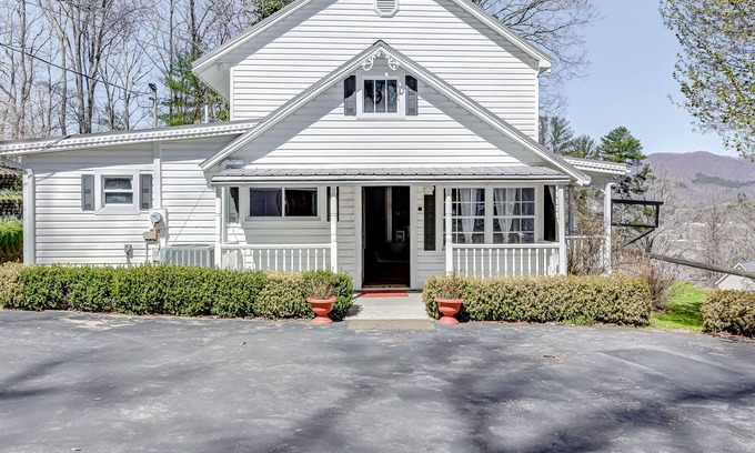 Blairsville Casa | Rustic escape with fireplace, firepit, Ping-Pong, basketball & AC - dog-friendly