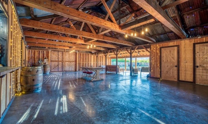Upper Lake Otro | Rustic Farm! Villa+Barn+Glamping+Animal Experience