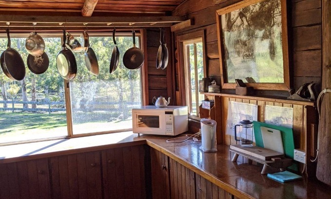 Limeburners Creek Otro | Rustic farmhouse overlooking beautiful dam with large inside and outside spaces