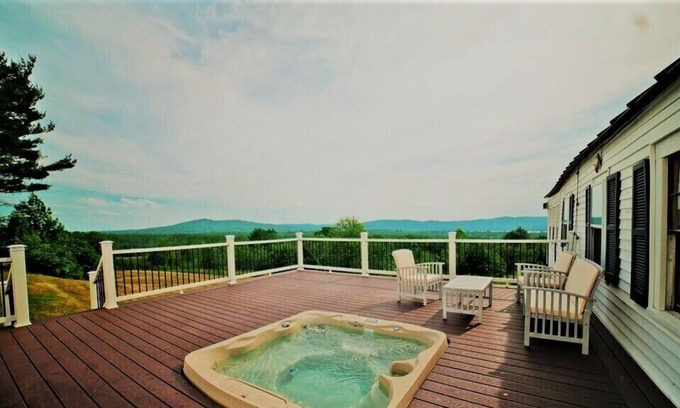 Parsonsfield Casa | Rustic Farmhouse w/Hot Tub Close to Beach, Golf