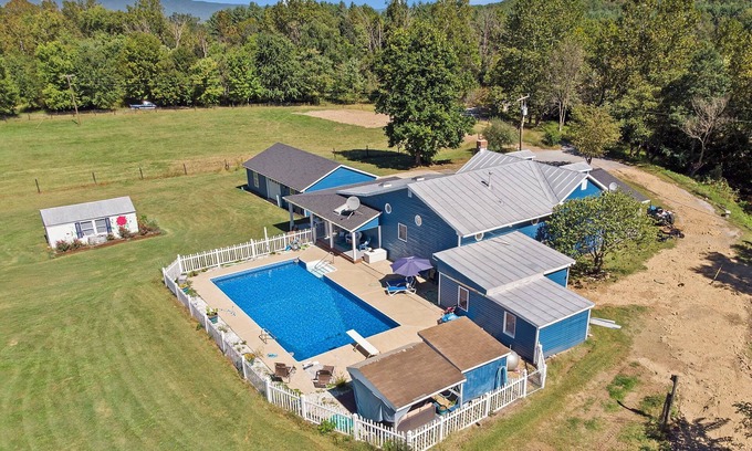 Luray Otro | Rustic Farmhouse with Pool/hot tub/fire pits/6.5 acres Mountain Views