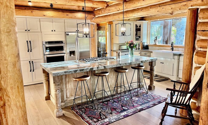 Sundance Cabina | Rustic film producer's haven in Sundance, Hot Tub, Fire Pits, Views!