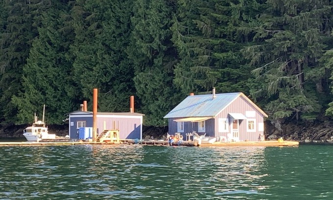 Regional District of Mount Waddington Cabina | Rustic Floating Home