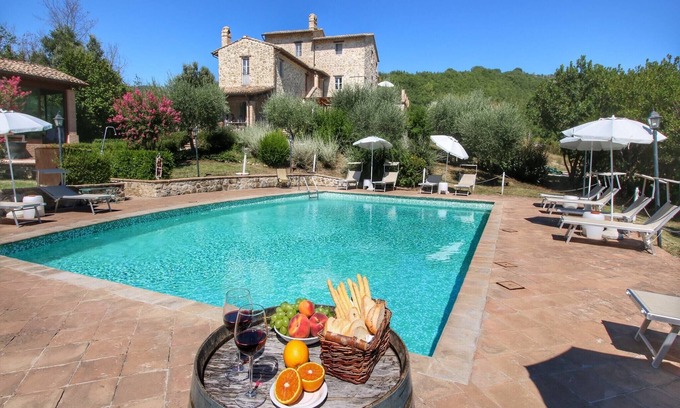 Assisi Casa | Escapada rústica con piscina y jardín