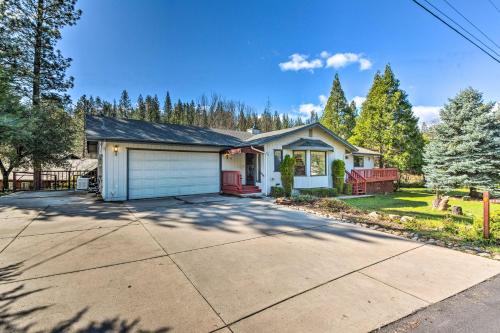 Groveland Casa | Rustic Groveland Home Private Hot Tub, Deck and BBQ